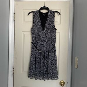 Cute black and white sleeves dress.